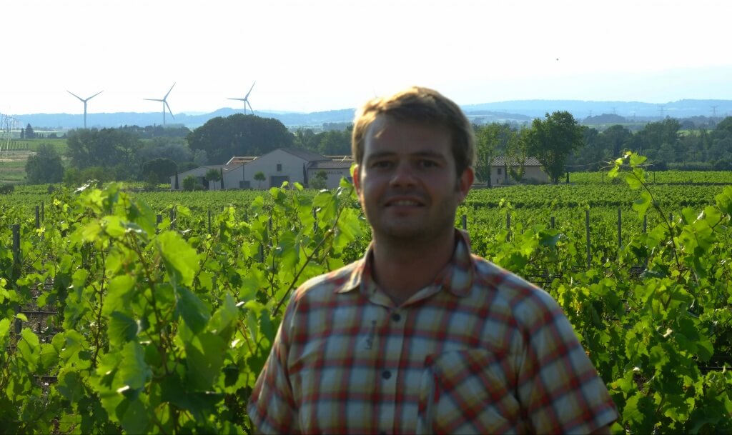 Julien Maurs dans les vignes La Cendrillon. / Julien Maurs in La Cendrillon’s vineyard.