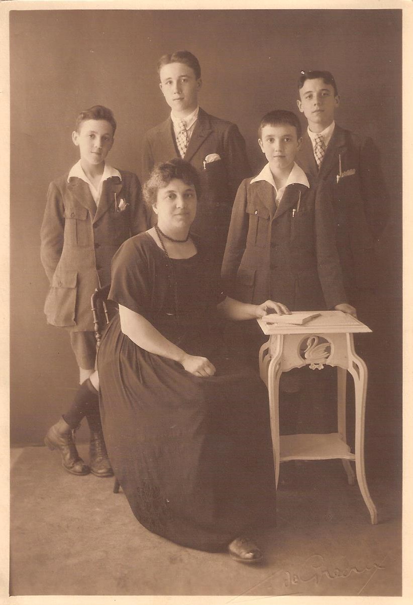 Marie-Blanche Joyeux et ses 4 fils.